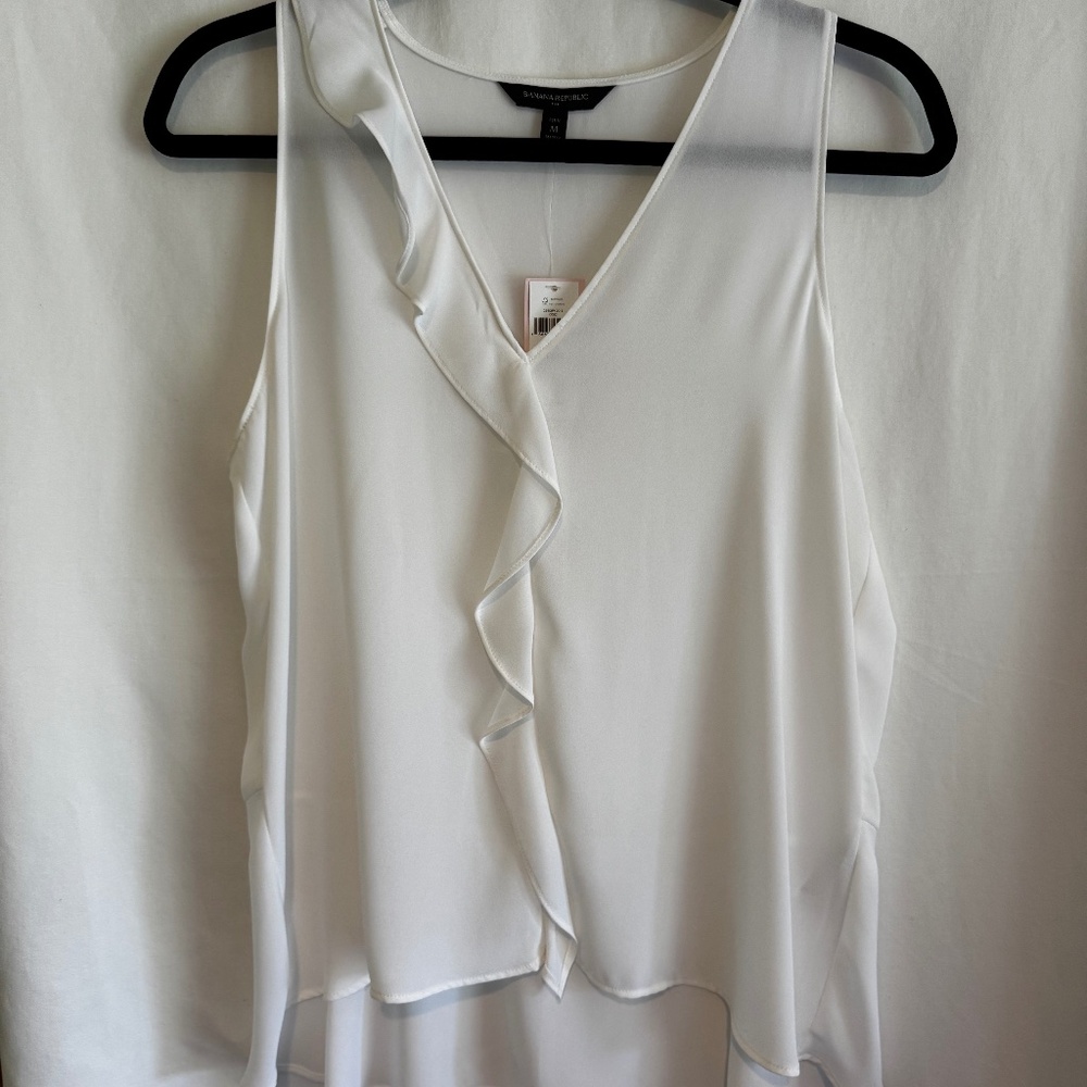 NWT Banana Republic White Sleeveless V Neck Blouse Size M Petite
